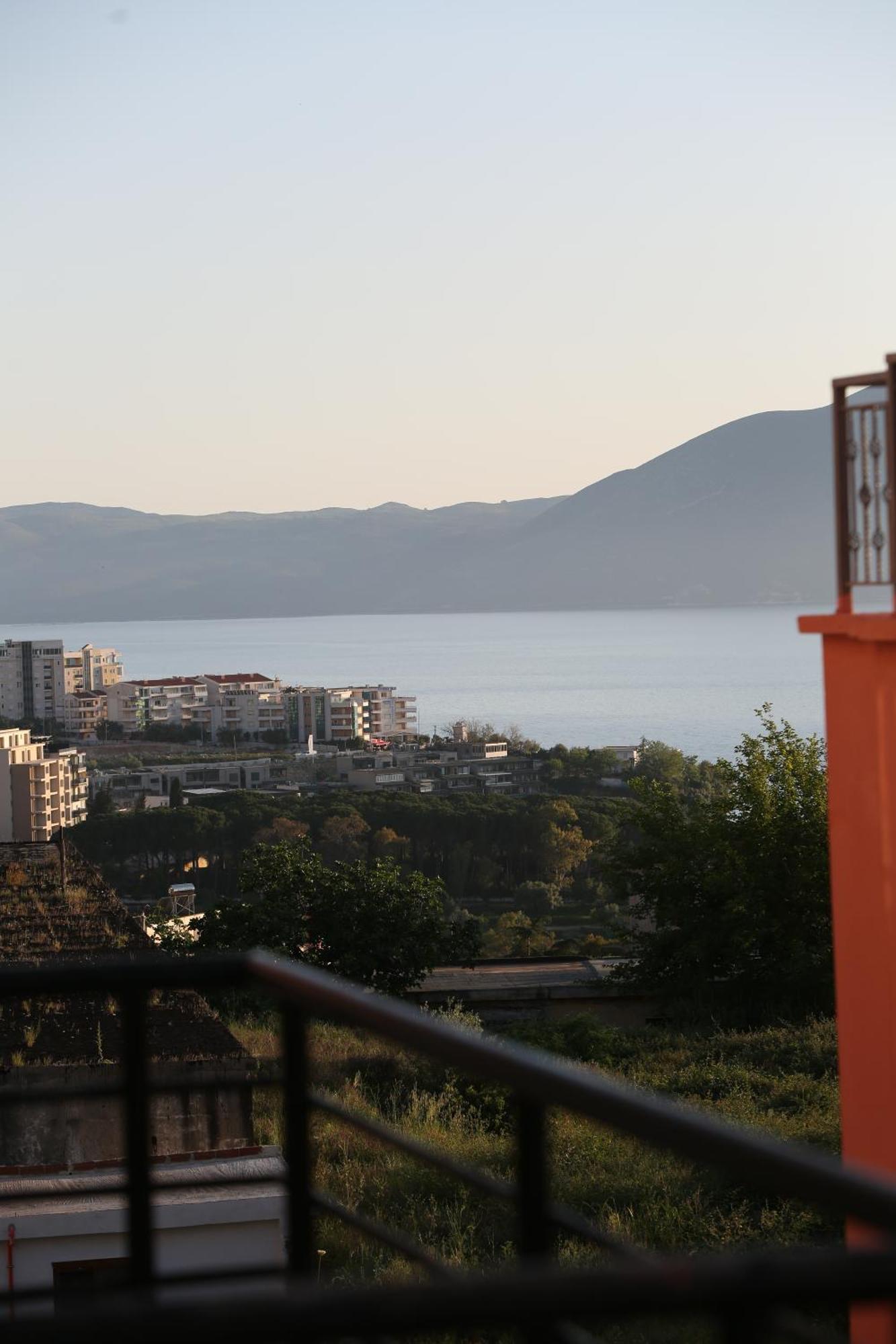 Tekb & Lägenhet Vlorë